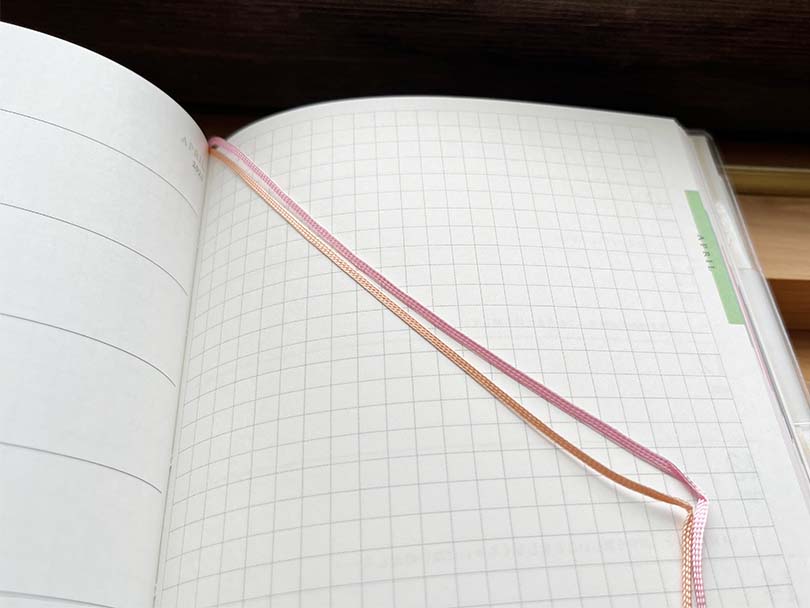 手帳のピンク色とサーモンピンク色の栞